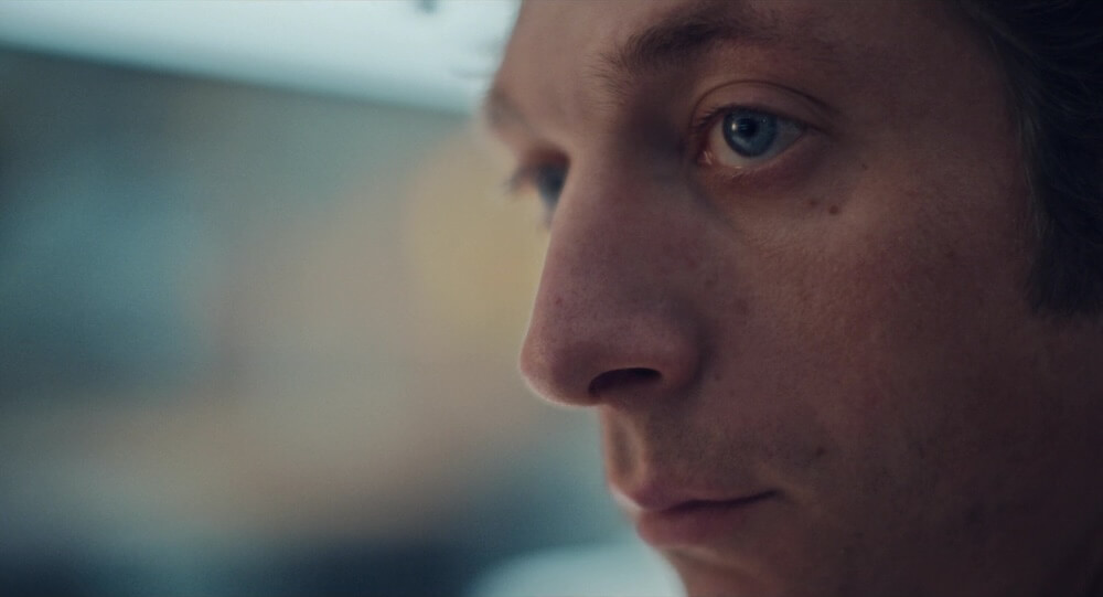 A signature shot in 'The Bear' features razor-sharp focus on the eyes with a blurry falloff of everything surrounding them, featuring Jeremy Allen White